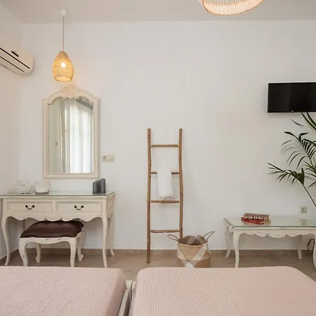 Maria's & Studios Apartment *